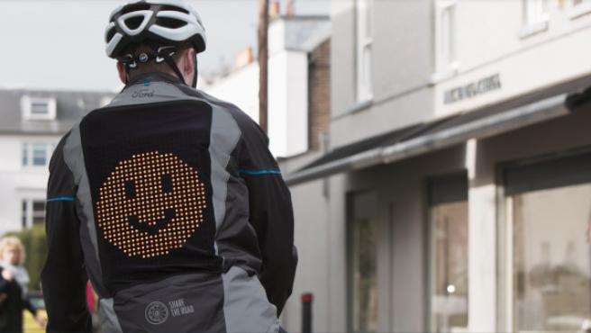 Emojis en la calzada: una chaqueta para que los ciclistas puedan comunicarse con los conductores que van detrás